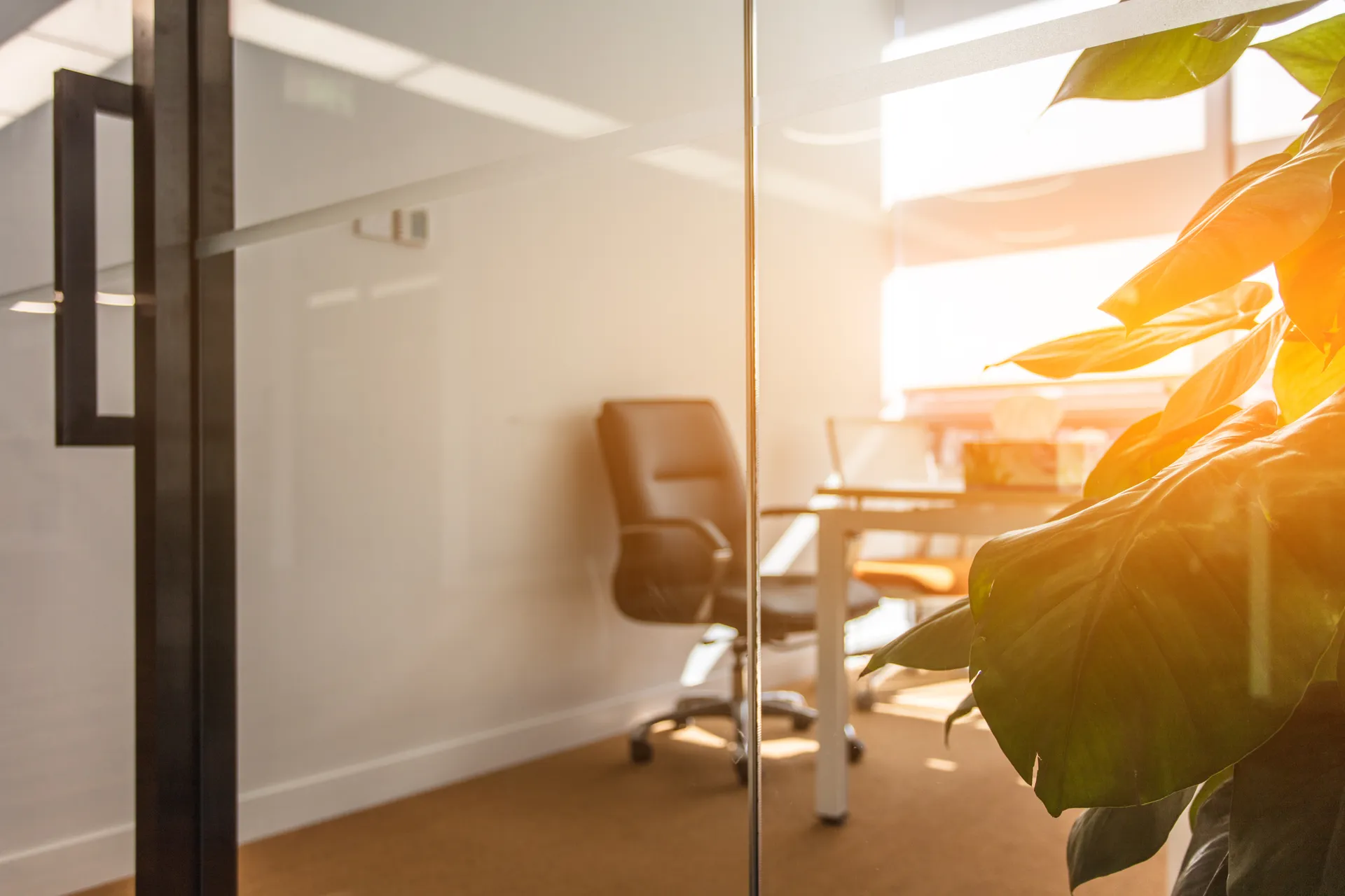 Collega's op een gemeentekantoor in overleg over VIC-werkzaamheden